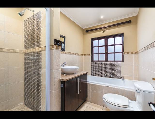 4 BEDROOM HOUSE FOR SALE IN BLOUBERG SANDS